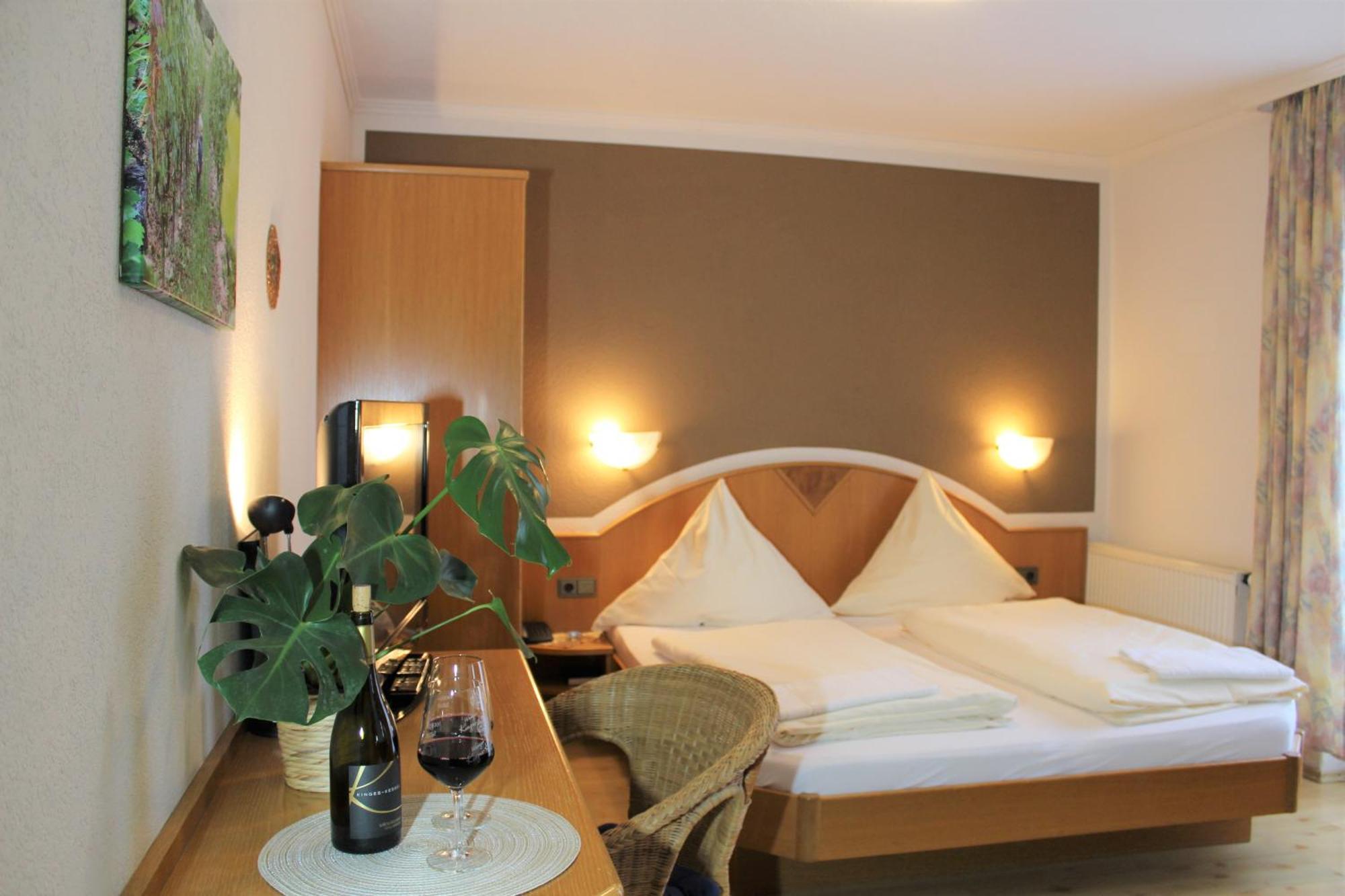 Winzerhotel Kinges-Kessel Morstadt Екстериор снимка
