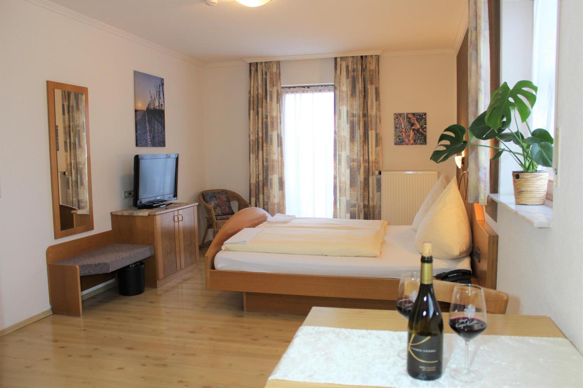 Winzerhotel Kinges-Kessel Morstadt Екстериор снимка